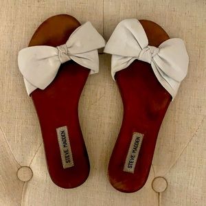 Beautiful Steve Madden white bow sandals - size 6